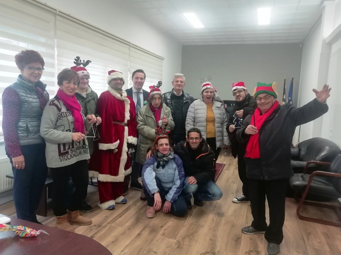 Φωτογραφία Παραδοσιακά κάλαντα και χριστουγεννιάτικες μελωδίες έψαλλαν στον Δήμαρχο Νάουσας Νικόλα Καρανικόλα παιδιά, μαθητές και πολιτιστικοί φορείς